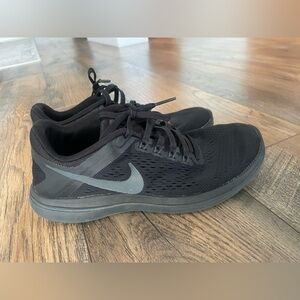 Nike Black Athletic Shoes with Breathable Mesh and Sleek Design